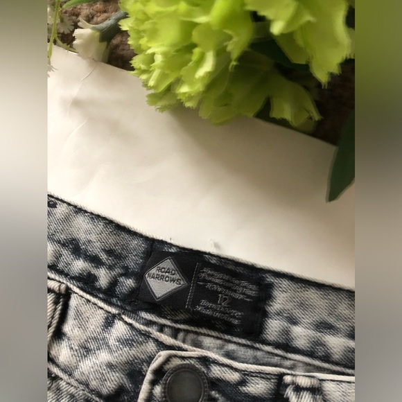 Road Narrows Boy’s distressed Bermuda Jean shorts - Picture 5 of 5